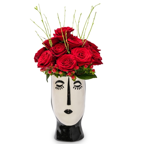 Ασπρόμαυρο πρόσωπο με κόκκινα τριαντάφυλλα